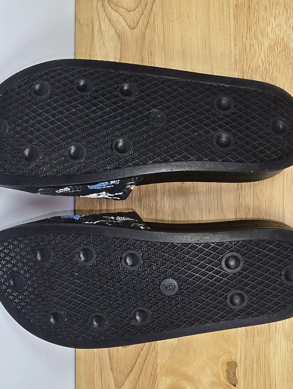 Adidas Adilette Slides - Talla 5